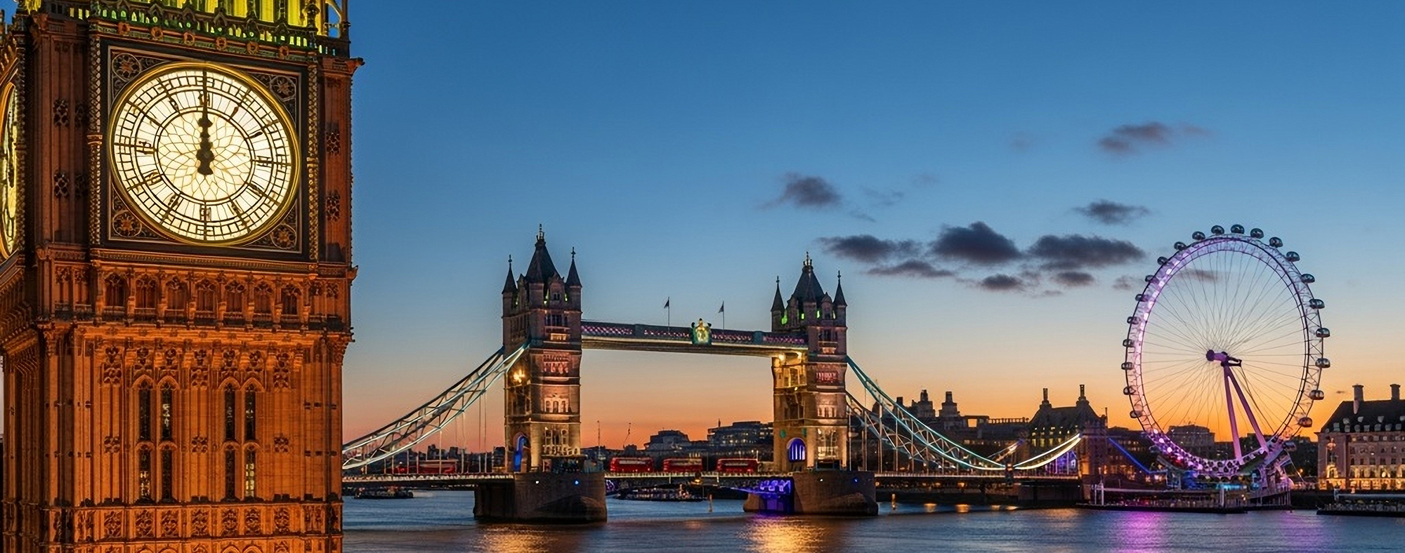 Reistips Londen: Iconische skyline met de Big Ben, Tower Bridge en London Eye bij avond.