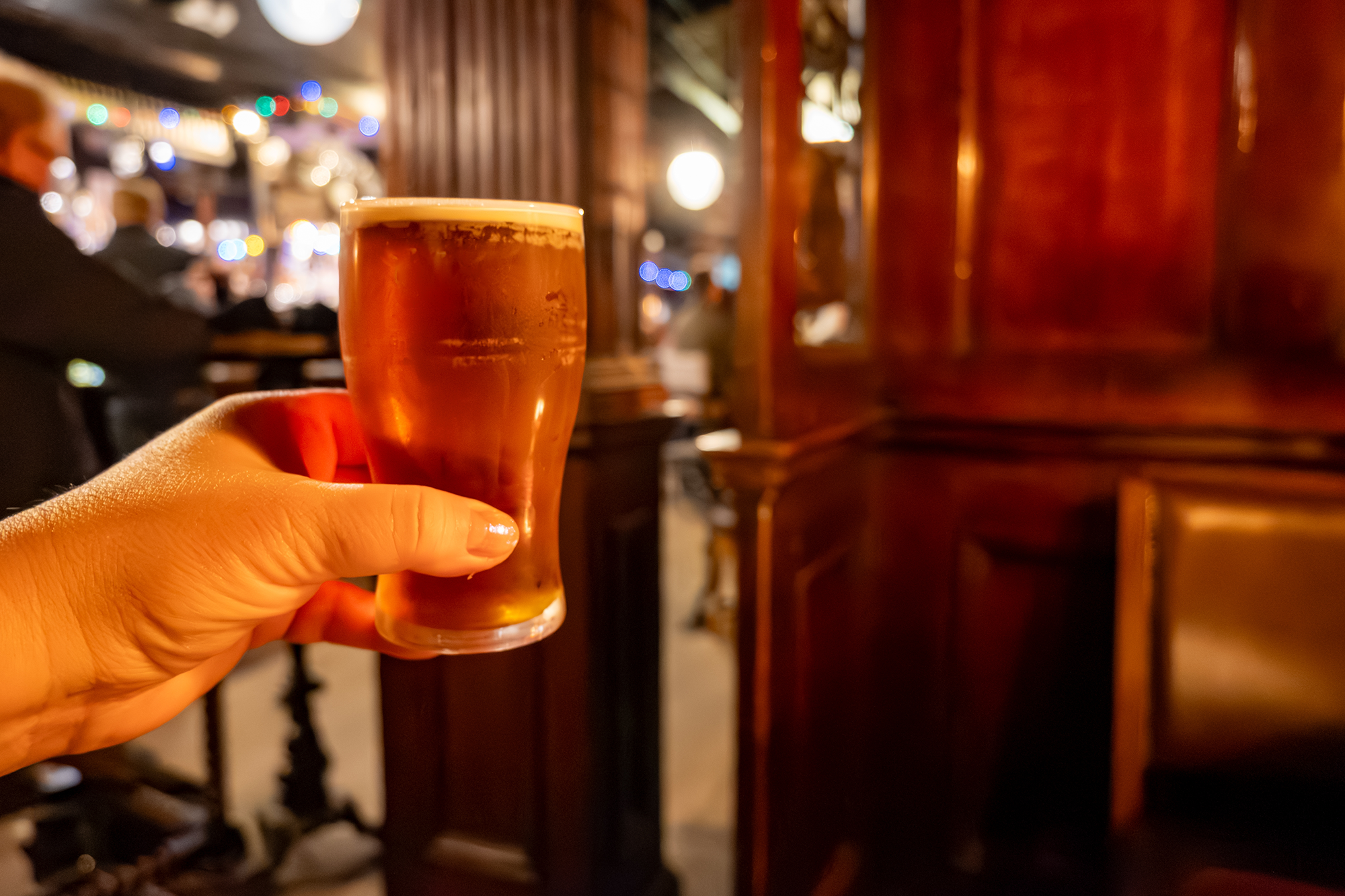 Reistips voor een stedentrip: Geniet van een lokaal biertje in een authentieke pub.