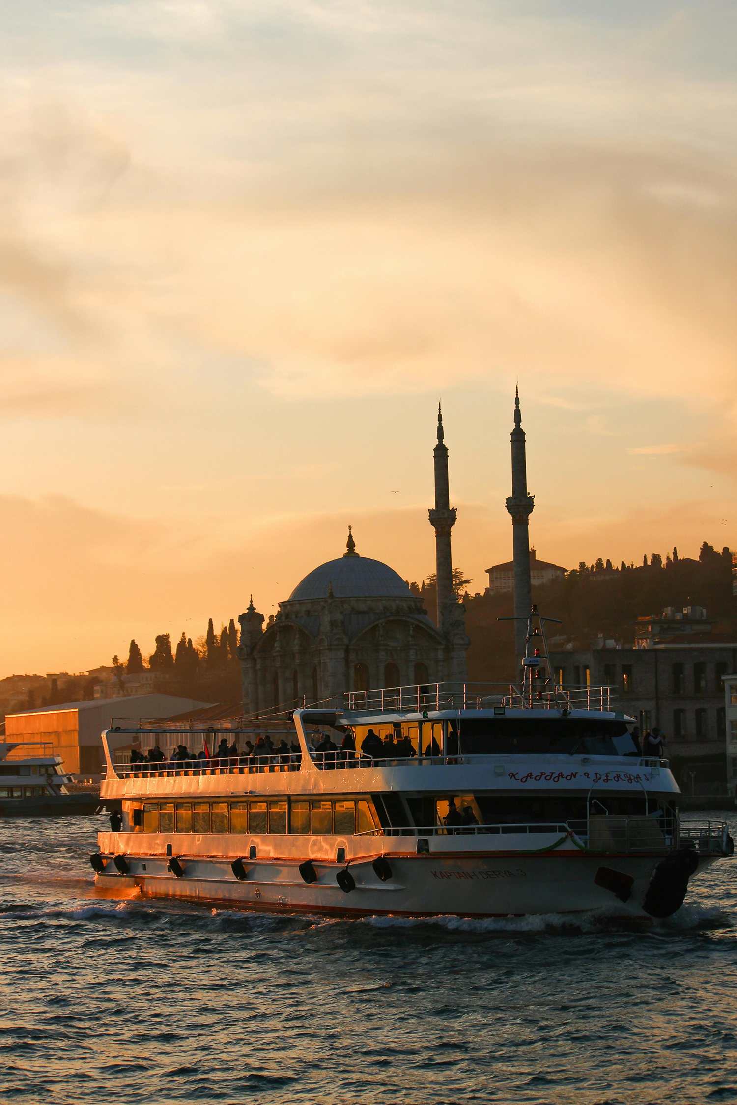 Onvergetelijke reistips voor Istanbul: Een rondvaart langs de Ortaköy-moskee bij zonsondergang.