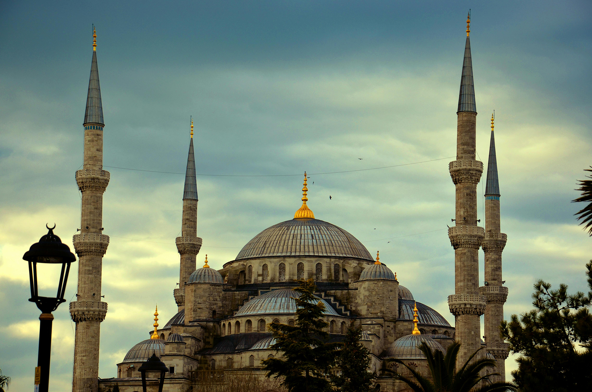 Historische architectuur in Turkije: De Sultan Ahmetmoskee (Blauwe Moskee) onder een dramatische bewolkte lucht